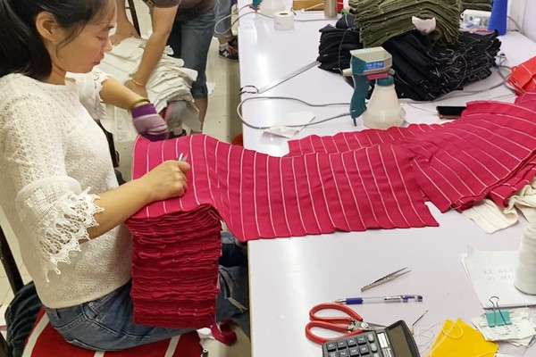 T恤衫橫機(jī)領(lǐng)加工現(xiàn)場